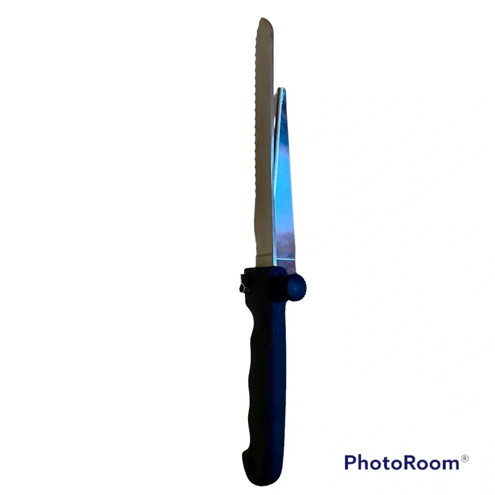 Serrated Knife with Adjustable Slicing Guide